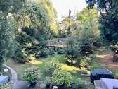 Blick aus der Wohnung in den parkähnlichen Garten - 