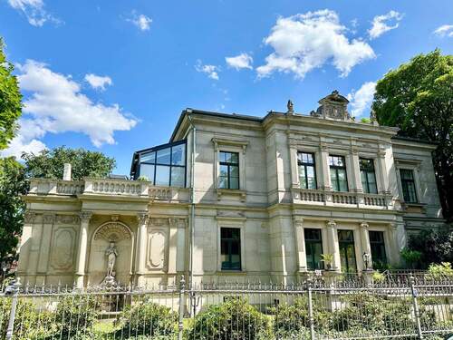Hausansicht - *Sehr schöne 2,5-Zimmer-Wohnung in einer der schönsten Villen von Dresden*