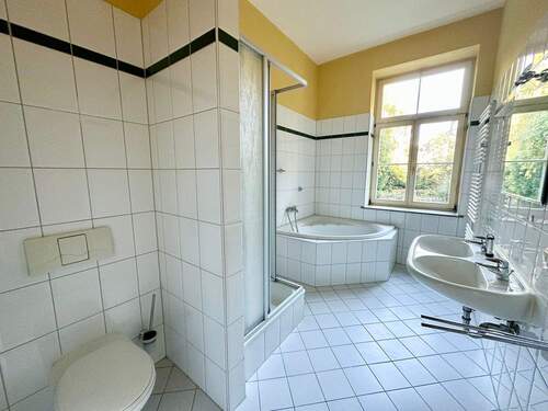 großes Bad mit Fenster - 