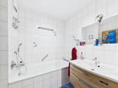 Badezimmer mit Badewanne - 