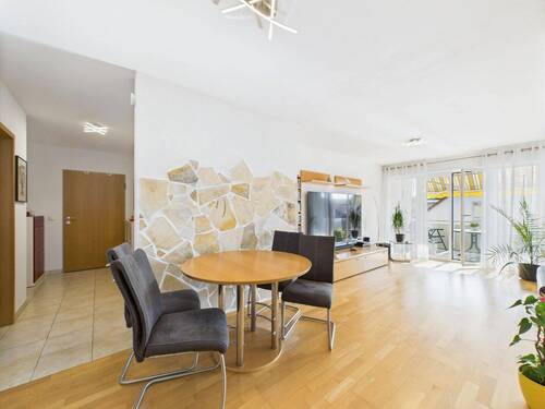 Essbereich mit Naturkalkstein-Muster - 3 Zimmer Etagenwohnung in Unterschleißheim