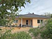 Objektansicht (1) - Moderner Bungalow in ruhiger Grünlage – hochwertiges Wohnen auf großzügigem Grundstück in Hirschfeld