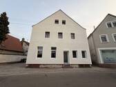 Außenansicht Haus+Einfahrt zu - 2 Zimmer Etagenwohnung zur Miete in Lustadt