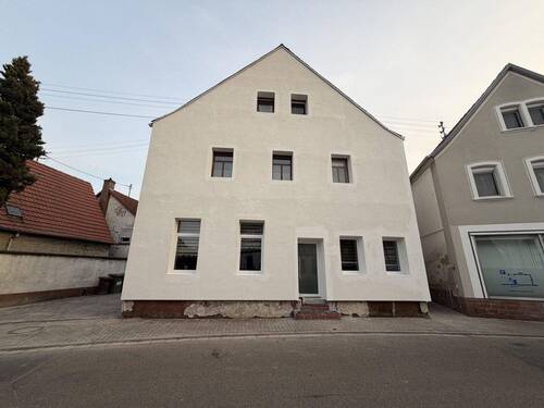Außenansicht Haus+Einfahrt zu - 2 Zimmer Etagenwohnung zur Miete in Lustadt