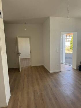 Blick vom WoZi zu Diele u.Schl - 