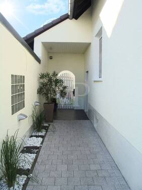 Hauszugang - 6 Zimmer Mehrfamilienhaus, Wohnhaus zum Kaufen in Mörfelden-Walldorf / Walldorf