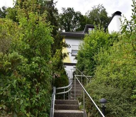Treppe Außen.jpg - 5 Zimmer Mehrfamilienhaus, Wohnhaus zum Kaufen in Morschen