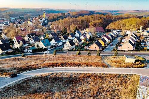Luftaufnahme Frontansicht - Einfamilienhaus mit 140,00 m&sup2; in Schkölen zum Kaufen