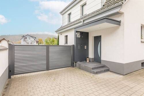 Hauseingang-Zufahrt - 4 Zimmer Mehrfamilienhaus, Wohnhaus zum Kaufen in Waldshut-Tiengen