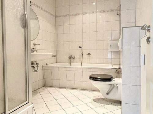 Bad mit Wanne und Dusche - 