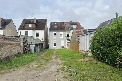 Blick aus dem Garten auf die Rückseite des Hauses - 