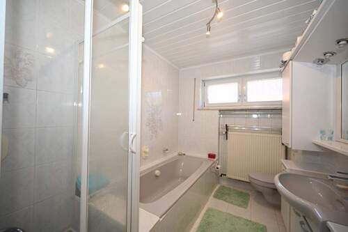 Bad mit Wanne, Dusche und WC - 