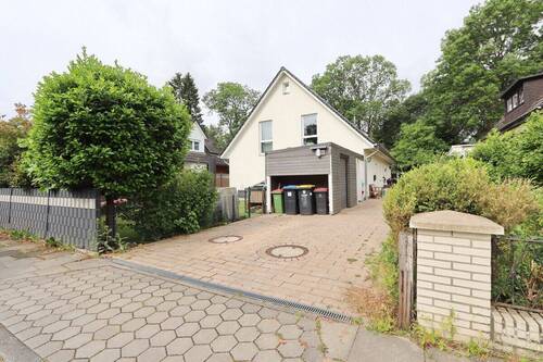 Hausansicht mit Zufahrt - 4 Zimmer Doppelhaushälfte in Hamburg