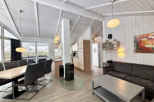 geselliger Wohn-/Ess-/Kochbereich - 4 Zimmer Mehrfamilienhaus, Wohnhaus in Lübeck