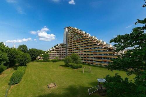 01_Aussenansicht (KI-optimiert) - Attraktive 3-Zimmer-Wohnung mit großer Terrasse und tollem Ausblick!