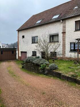 Hofeinfahrt mit Vorgarten - Mehrfamilienhaus, Wohnhaus mit 196,00 m&sup2; in Frohnhofen zum Kaufen