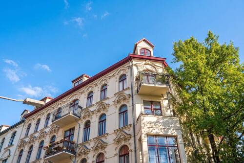 Die elegante und kunstvoll gestaltete Fassade, die dem Gebäude Charakter verleiht - Edle Dachgeschosswohnung mit Südwest-Terrasse & Traumblick!