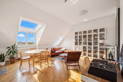 Das offene und harmonische Wohnzimmer mit angenehmer Atmosphäre - 3 Zimmer Etagenwohnung zum Kaufen in Berlin
