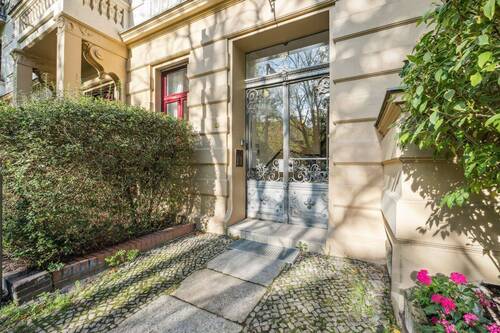 Einladender historischer Eingangsbereich mit zeitloser Eleganz - 3 Zimmer Etagenwohnung in Berlin