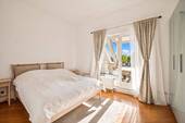 [KI-generiertes Foto] Ein gemütliches Schlafzimmer mit direktem Zugang zur großzügigen Terrasse - Etagenwohnung mit 102,00 m&sup2; in Berlin zum Kaufen
