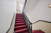 Ein imposantes Treppenhaus mit historischem Flair - 