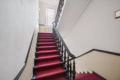 Ein imposantes Treppenhaus mit historischem Flair - 