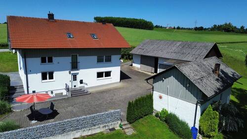 Hausansicht - Traum-Zweifamilienhaus in idyllischer Alleinlage für Naturliebhaber - mit Wohnrecht