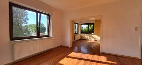 1000070385.jpg - ZWEI HÄUSER MIT DOPPELGARAGE UND GARTEN IN RUHIGER GUTER WOHNLAGE VON REIMSBACH