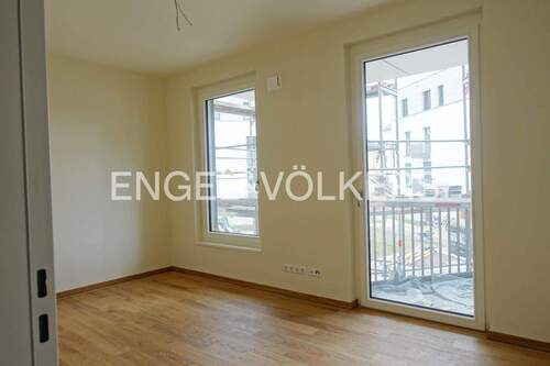 Schlafzimmer mit Zugang zum Balkon - 3 Zimmer Etagenwohnung in Tübingen