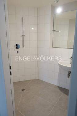 Badezimmer mit Dusche, Waschbecken und WC - 