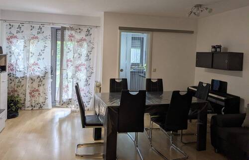 Wohnzimmer - provisionsfrei: Ruhig gelegene 2-Zimmer-Erdgeschosswohnung mit Garten