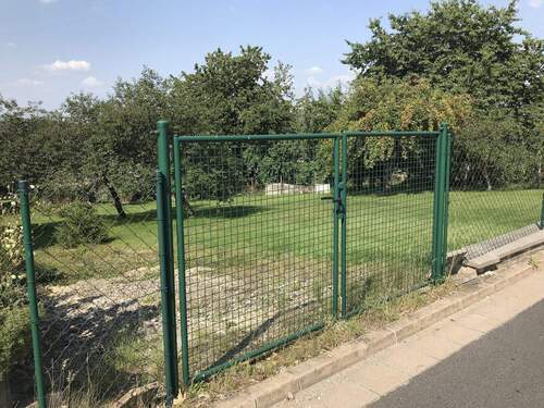 Tor zum Grundstück mit Zaun bereits vorhanden. - Grundstück in Pegnitz