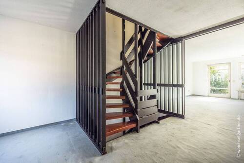 Treppen mit Schiebetür zum WZ - 