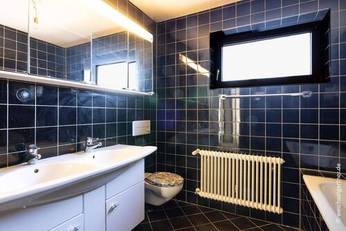 Badezimmer mit Fenster - 
