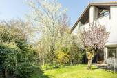 Blick aus dem Nachbargarten - Reihenmittelhaus mit 147,50 m&sup2; in München zum Kaufen