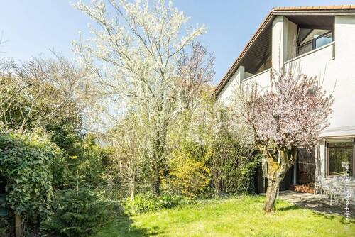 Blick aus dem Nachbargarten - Reihenmittelhaus mit 147,50 m&sup2; in München zum Kaufen