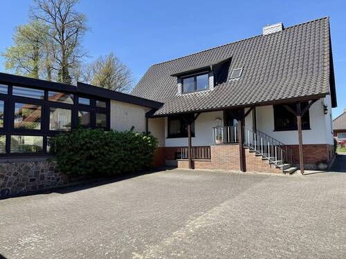 Rückwärtige Hausansicht mit Hof - links Wintergarten - Mehrfamilienhaus, Wohnhaus mit 180,00 m&sup2; in Bad Fallingbostel zum Kaufen