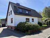 Vordere Seitenansicht mit Zufahrt - 