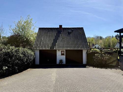 Hof mit Garagen - 