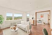 Helles Wohnzimmer mit Balkon - Exklusiver Weitblick in Toplage: Helle, renovierte 4-Zi.-Wohnung mit Einzelgarage *PROVISIONSFREI*