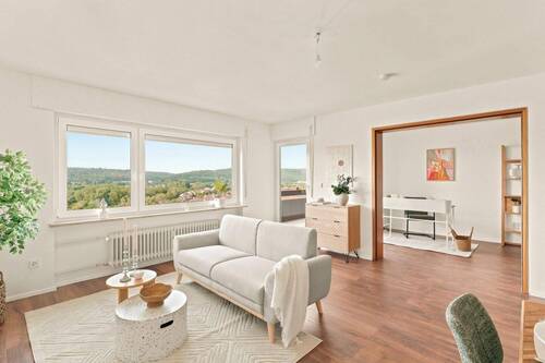 Helles Wohnzimmer mit Balkon - Exklusiver Weitblick in Toplage: Helle, renovierte 4-Zi.-Wohnung mit Einzelgarage *PROVISIONSFREI*