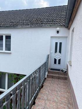 Zugang Whg OG links - 4 Zimmer Etagenwohnung in Groß-Zimmern