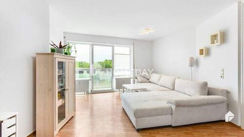 Wohnzimmer 1 - Stilvoll Wohnen in Leipzig-Seehausen: Zwei-Zimmer-Wohnung mit Balkon, EBK, Tiefgarage und Aufzug