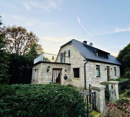 001_Aussenansicht_Straßenseite - Einzigartige Möglichkeit Sandsteinhaus mit großem Grundstück