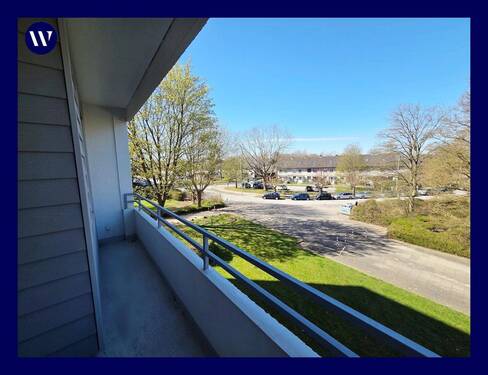 Balkon - Renovierte 3-Zimmer-Wohnung + Balkon + modernes Bad mit Wanne+ Einbauküche + Aufzug