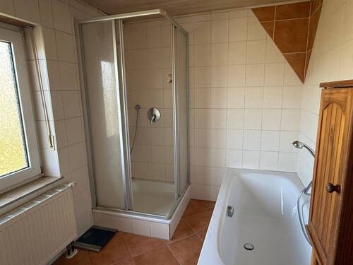 ... mit Wanne, Dusche und WC - 