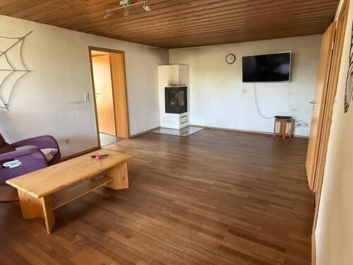 Großzügiges Wohnzimmer mit Kaminofen - 