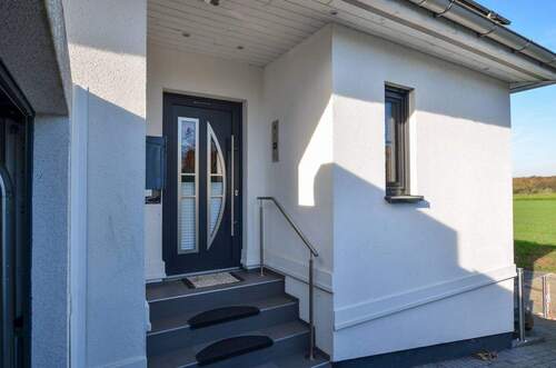 Hauseingang - 6 Zimmer Bungalow zum Kaufen in Niederkassel