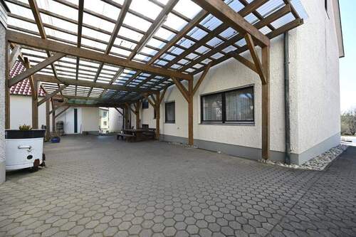 Hinterhof mit Überdachung - 