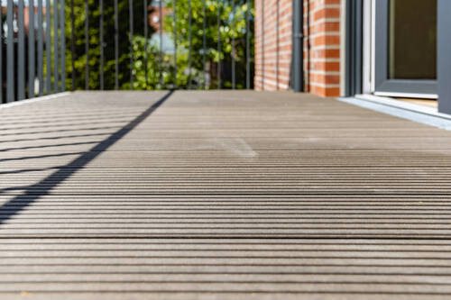 Detailaufnahmen verbaute WPC-Dielen Balkonbelag - 